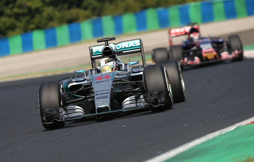 Hamilton på vej mod endnu en sejr - tror vi!
(Foto: Daimler)